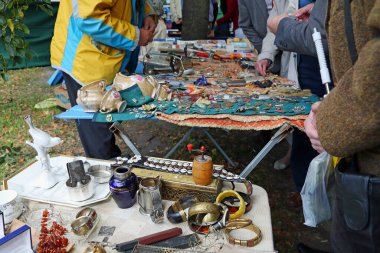 Varşova, Polonya - 6 Eylül 2009: Prozna Caddesi 'nde her yıl düzenlenen Yahudi Kültür Festivali. Bu süre zarfında çok sayıda kültürel etkinliğin yanı sıra antika pazarı ve ticareti de var.