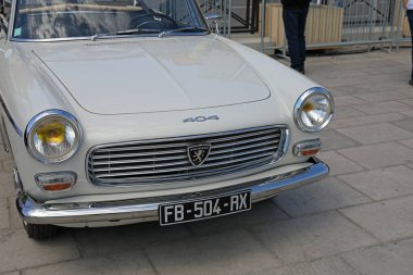 Güzel, Fransa - 23 Nisan 2023: klasik Fransız Peugeot 404. Bu araba burada, Port Lympia 'da ücretsiz bir açık hava klasik araba fuarı sırasında sergilendi..