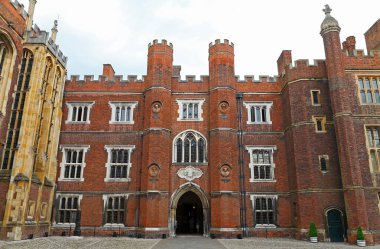 Londra, İngiltere, İngiltere - 7 Haziran 2010: Hampton Court Palace, kökeni 1514 Roku 'ya dayanır. Kraliyet Sarayı, Londra 'nın Richmond ilçesinde yer almaktadır..