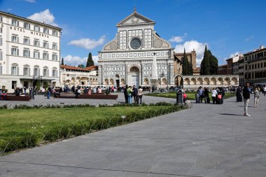 Floransa, İtalya - 13 Nisan 2023: Santa Maria Novella Bazilikası şehirdeki en etkileyici kutsal binalardan biridir. Bazilikanın önünde bir meydan var, insanlar şimdi orada..