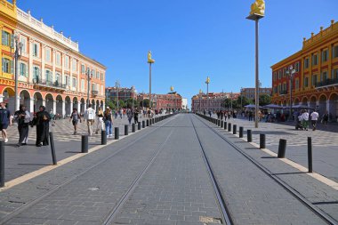 Nice, Fransa - 3 Mayıs 2023 Massena, şehrin ana meydanı ve içinden geçen tramvay hattı boyunca görülen binaları. Bu meydanda genellikle çok yaya trafiği olur..