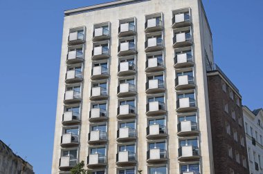 Varşova, Polonya - 18 Eylül 2024: Beş Köşeli Meydan 'daki binanın ön cephesi ve balkonları. Bu bina 1961-1966 yılları arasında inşa edildi ve Zgoda Pansiyonu 'na ev sahipliği yaptı..