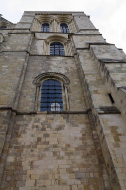 Chichester, İngiltere - 6 Haziran 2010: Chichester Katedrali 'nin dış görünüşü. 1075 yılında bir katedral olarak kurulan kilise, resmi olarak Kutsal Üçleme 'nin Katedrali olarak bilinir..