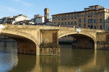 Floransa, İtalya - 16 Nisan 2023: Ponte Santa Trinita, Arno Nehri boyunca uzanan 16. yüzyıldan kalma kemerli bir köprü..