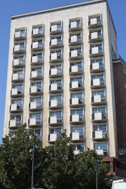 Varşova, Polonya - 18 Eylül 2024: Beş Köşeli Meydan 'daki binanın ön cephesi ve balkonları. Bu bina 1961-1966 yılları arasında inşa edildi ve Zgoda Pansiyonu 'na ev sahipliği yaptı..