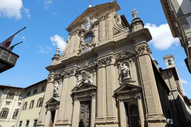 Floransa, İtalya - 15 Nisan 2023: Santi Michele Barok Kilisesi 'nin kısmi manzarası, cephede heykel süslemeleri.