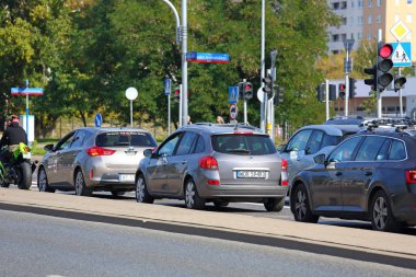 Varşova, Polonya - 24 Eylül 2024: kavşaktaki trafik sıkışıklığı. Arabalar kırmızı ışıkta durdu. Gocla 'daki konutların kesiştiği yer.