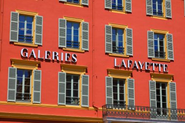 Nice, Fransa - 3 Mayıs 2023: Fransa 'nın Nice şehrindeki alışveriş merkezinin adı Galeries Lafayette' in yazılı olduğu cephenin bir parçası.