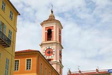 Nice, Fransa - 27 Nisan 2023 Çan ve saat kulesinin üst kısmı, Palais Rusca 'nın bir kısmı, Place du Palais de Justice' de yer almaktadır..
