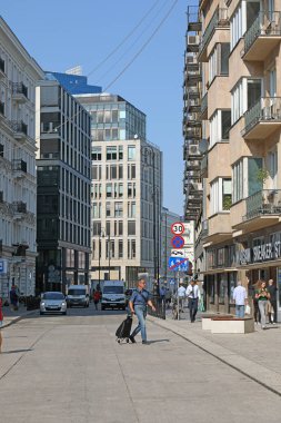 Varşova, Polonya - 18 Eylül 2024: Beş Köşeli Meydan tarafından binaların ve Szpitalna Caddesi 'nin görüntüsü. Çok az trafik var, biri caddeyi geçiyor.