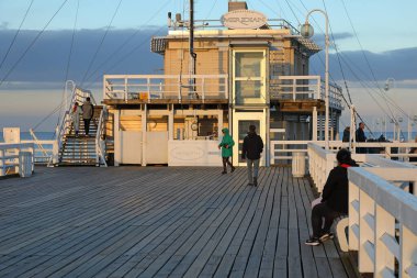 Sopot, Polonya - 7 Ekim 2024: Gdansk Körfezi 'ndeki iskele, Baltık Denizi. Baltık Denizi 'nin bu en uzun ahşap iskelesi turistler ve şehir sakinleri tarafından hevesle ziyaret ediliyor..