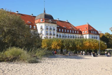 Sopot, Polonya - 12 Ekim 2024: Gdansk Körfezi 'nin kumlu sahilindeki beş yıldızlı Sofitel Grand Sopot Oteli. Otelin bulunduğu bina 1927 yılına dayanıyor..