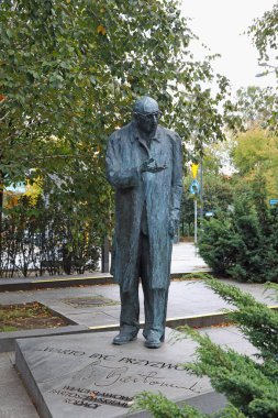Sopot, Polonya - 11 Ekim 2024: Jacek Kicinski 'nin Profesör Wladyslaw Bartoszewski' ye yaptığı anıt, yazar, politikacı, diplomat, 