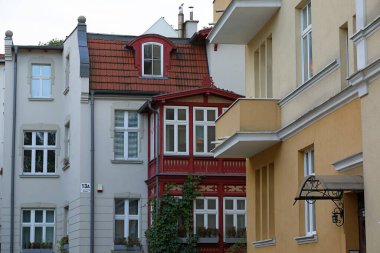 Sopot, Polonya - 8 Ekim 2024: Ülkenin kuzey kesimindeki kıyı kentinin mimarisi, Tri-City birleşimi. Şehirde sık sık ahşap tuğla yapılar bulunabilir..