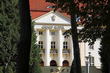 Sopot, Polonya - 6 Ekim 2024: 5 yıldızlı Sofitel Grand Sopot Oteli. Otelin bulunduğu bina 1927 yılına dayanıyor..