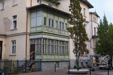 Sopot, Polonya - 8 Ekim 2024: Ülkenin kuzey kesimindeki kıyı kentinin mimarisi, Tri-City birleşimi. Şehirde sık sık ahşap tuğla yapılar bulunabilir..