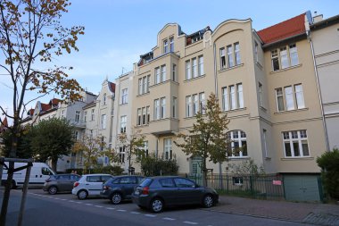 Sopot, Polonya - 8 Ekim 2024: Güneşli bir günde bir şehir sokağındaki kiralık evler. Arabalar şimdi yolun kenarına park edildi..