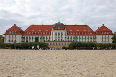 Sopot, Polonya - 7 Ekim 2024: Gdansk Körfezi 'nin kumlu sahilindeki beş yıldızlı Sofitel Grand Sopot Oteli. Otelin bulunduğu bina 1927 yılına dayanıyor..