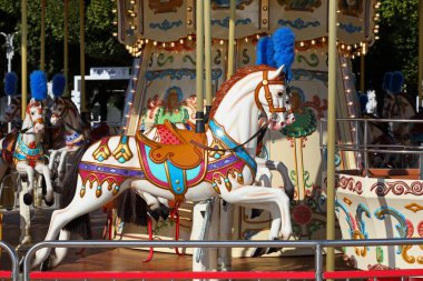 Sopot, Polonya - 6 Ekim 2024: At atlıkarıncada oturduğunuz ve daireler çizerek eğlendiğiniz kısım. Burası genellikle çocuklar tarafından ziyaret edilir..