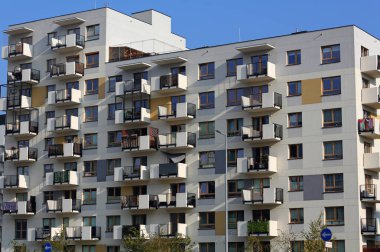 Varşova, Polonya - 26 Ekim 2024: Praga-Poludnie 'nin bir alt bölgesi olan Goclaw' daki modern bir konut binasının cephesinin kısmi görüntüsü.