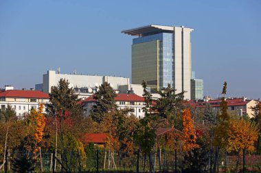 Varşova, Polonya - 26 Ekim 2024: Polsat ofis binası, Polsat televizyonunun merkezi. Bina Praga Poudnie bölgesinde yer alıyor, Goclaw 'dan burada görülmüş..