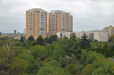 Varşova, Polonya - 4 Ekim 2024: Praga-Poludnie 'nin bir alt bölgesi olan Goclaw malikanesindeki yüksek binaların ve yakındaki tahsisatların genel görünümü.