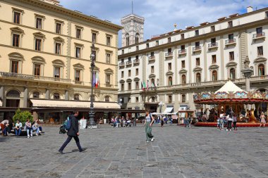 Floransa, İtalya - 19 Nisan 2023: Piazza della β bblica çevresindeki binalar. Bu meydanı turistler ve yerliler sık sık ziyaret eder..