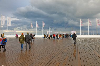 Sopot, Polonya - 13 Ekim 2024: Avrupa 'nın en uzun rıhtımlarından biri. Bu bulutlu günde, insanlar iskele boyunca yürüyorlar..