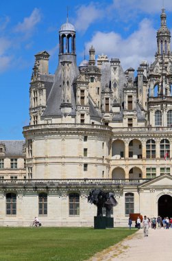 Chambord Şatosu, Fransa - 11 Haziran 2010: Loire Vadisi 'ndeki en büyük şato olan Chateau de Chambord' un kısmi manzarası, Rönesans mimarisinin muhteşem bir başyapıtı..