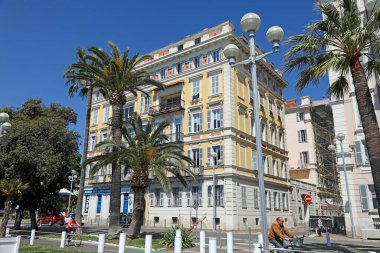 Nice, Fransa - 26 Nisan 2023: Akdeniz mimarisi. Penceresinde panjur olan bir ev görülebilir. Binanın yanında çok az trafiği olan bir yol var..