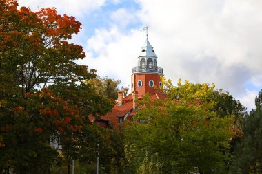 Sopot, Polonya - 9 Ekim 2024: Rewita Rusalka Tatil Evi. Ülkenin kuzey kesimindeki kıyı şehrinin mimarisi Tri-City 'de bir araya geldi. Kasaba popüler bir turizm merkezidir..