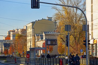 Varşova, Polonya - 5 Kasım 2024: Grochowska Caddesi 'ndeki kiralık evler, Praga-Poludnie bölgesinin ana caddelerinden biri.