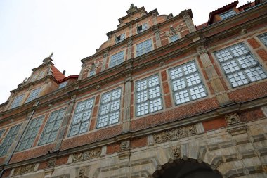 Gdansk, Polonya - 10 Ekim 2024: Yeşil Kapı 'nın üst kısmı, Brama Zielona, şehrin en önemli turistik ve tarihi eserlerinden biri..