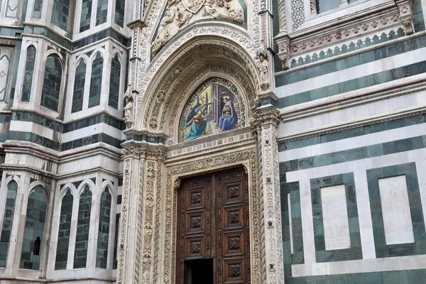 Floransa, İtalya - 13 Nisan 2023: Santa Maria del Fiore Duomo Katedrali 'nin bir parçası, kapının tüm parçaları zarif ve titizlikle dekore edilmiş..