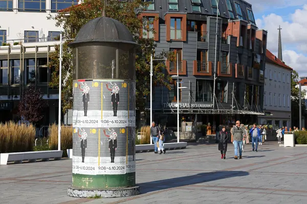 Sopot, Polonya - 6 Ekim 2024: Kaldırımda, açık hava reklamlarının yollarından biri olan afişlerin ve reklamların sergilendiği bir reklam direği var.