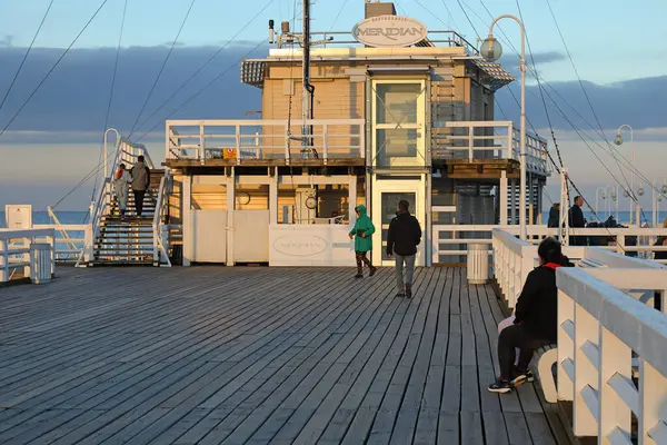 Sopot, Polonya - 7 Ekim 2024: Gdansk Körfezi 'ndeki iskele, Baltık Denizi. Baltık Denizi 'nin bu en uzun ahşap iskelesi turistler ve şehir sakinleri tarafından hevesle ziyaret ediliyor..