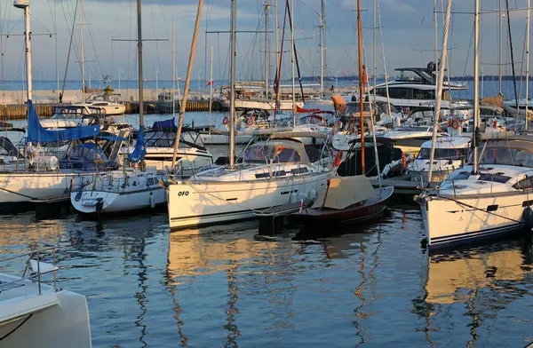 Sopot, Polonya - 7 Ekim 2024: Baltık Denizi 'nin en uzun tahta iskelesinin sonundaki yat limanında demirli yelkenliler.
