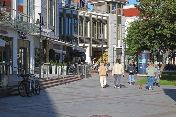 Sopot, Polonya - 12 Ekim 2024: Ülkenin kuzey kesiminde, Tri-City 'de bir deniz kenarı kasabasının mimarisi. Burada insanlar yürüyor..