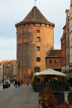Gdansk, Polonya - 10 Ekim 2024: Stagiewna Kulesi, Granary Adası 'ndaki tarihi bir şehir kapısı, 16. yüzyılın başlarından kalma tahkimatların bir parçası..