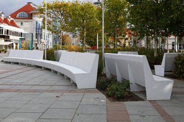 Sopot, Polonya - 11 Ekim 2024: Ülkenin kuzey kesimindeki kıyı kentinde bulunan banklar, mimari ve doğa. Şehir önemli bir kaplıca ve turizm merkezidir..