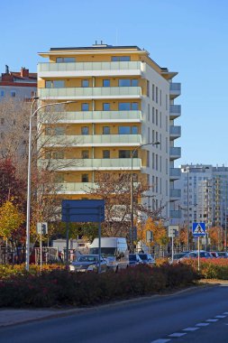 Varşova, Polonya - 4 Kasım 2024: sokağın karşısında bir apartman bloğu. Praga-Poludnie 'nin bir alt bölgesi olan Goclaw konutlarında güneşli bir gün..