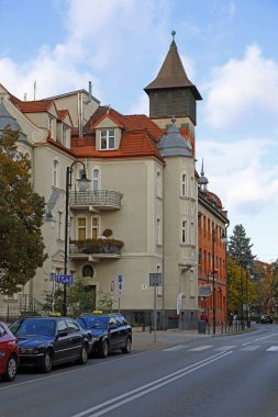 Sopot, Polonya - 11 Ekim 2024: Ülkenin kuzey kesimindeki kıyı kentinin mimarisi, Tri-City birleşimi. Şehir önemli bir kaplıca ve turizm merkezidir..