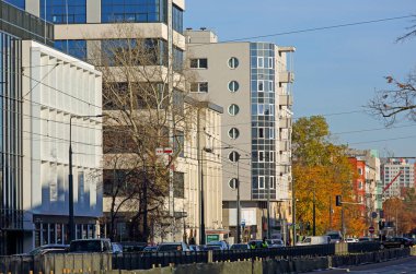 Varşova, Polonya - 5 Kasım 2024: Praga-Poludnie bölgesinin ana caddelerinden biri olan Grochowska Caddesi 'ndeki modern binalar ve konutlar