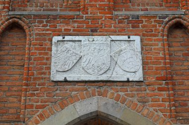 Gdansk, Polonya - 10 Ekim 2024: Polonya Krallığı 'nın arması ile Mariacka Kapısı' nın bir parçası, sözde kraliyet nezaketiyle