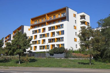 Varşova, Polonya - 21 Eylül 2024: Praga-Poludnie 'nin bir alt bölgesi olan Goclaw' da güneşli bir günde bir dizi modern apartman bloğu görebilirsiniz..