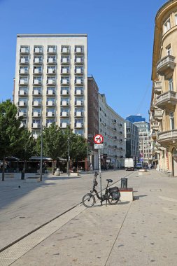 Varşova, Polonya - 18 Eylül 2024: Five Corners Meydanı 'ndaki yüksek bina ve balkonları. Bu bina 1961-1966 yılları arasında inşa edildi ve Zgoda Pansiyonu 'na ev sahipliği yaptı..