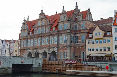 Gdansk, Polonya - 10 Ekim 2024: Yeşil Kapı olarak bilinen etkileyici bina, Brama Zielona, şehrin en önemli turistik ve tarihi eserlerinden biridir..