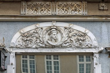 Gdansk, Polonya - 10 Ekim 2024: Bir pencerenin üzerindeki mimari bir süs eşyası. Bu bir binanın ön cephesinin bir parçası.