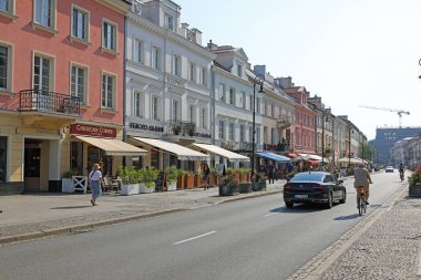 Varşova, Polonya - 18 Eylül 2024: İsmi 18. yüzyılın ortalarına dayanan Nowy Swiat caddesi, şehrin en pahalı ve zarif sokaklarından biridir..