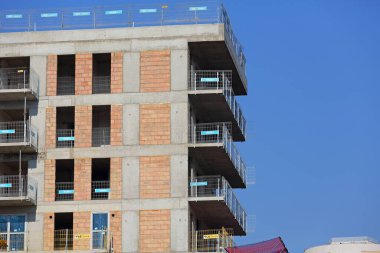 Varşova, Polonya - 26 Ekim 2024: Praga-Poludnie bölgesindeki Goclaw konutlarında inşaat halindeki yeni apartmanların kısmi manzarası.